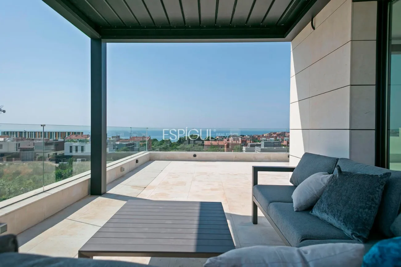 Великолепный отдельно стоящий дом с видом на море и частным бассейном в Монгате