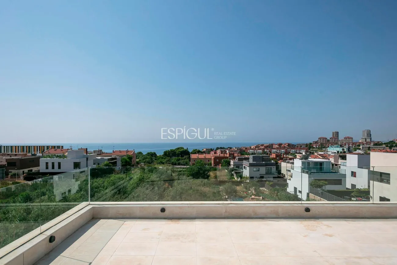 Великолепный отдельно стоящий дом с видом на море и частным бассейном в Монгате