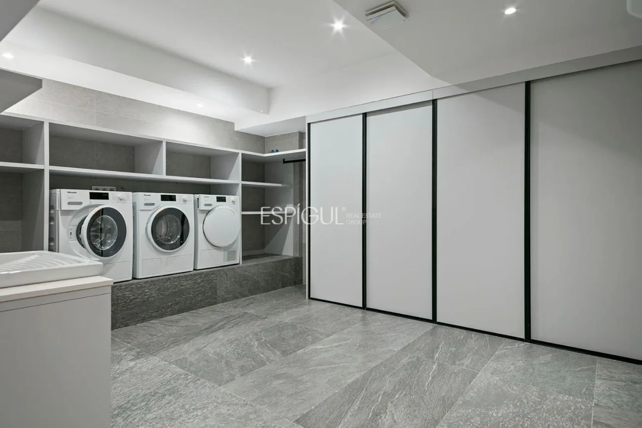 Великолепный отдельно стоящий дом с видом на море и частным бассейном в Монгате