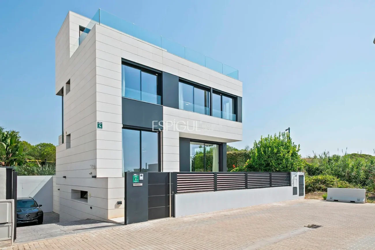 Великолепный отдельно стоящий дом с видом на море и частным бассейном в Монгате