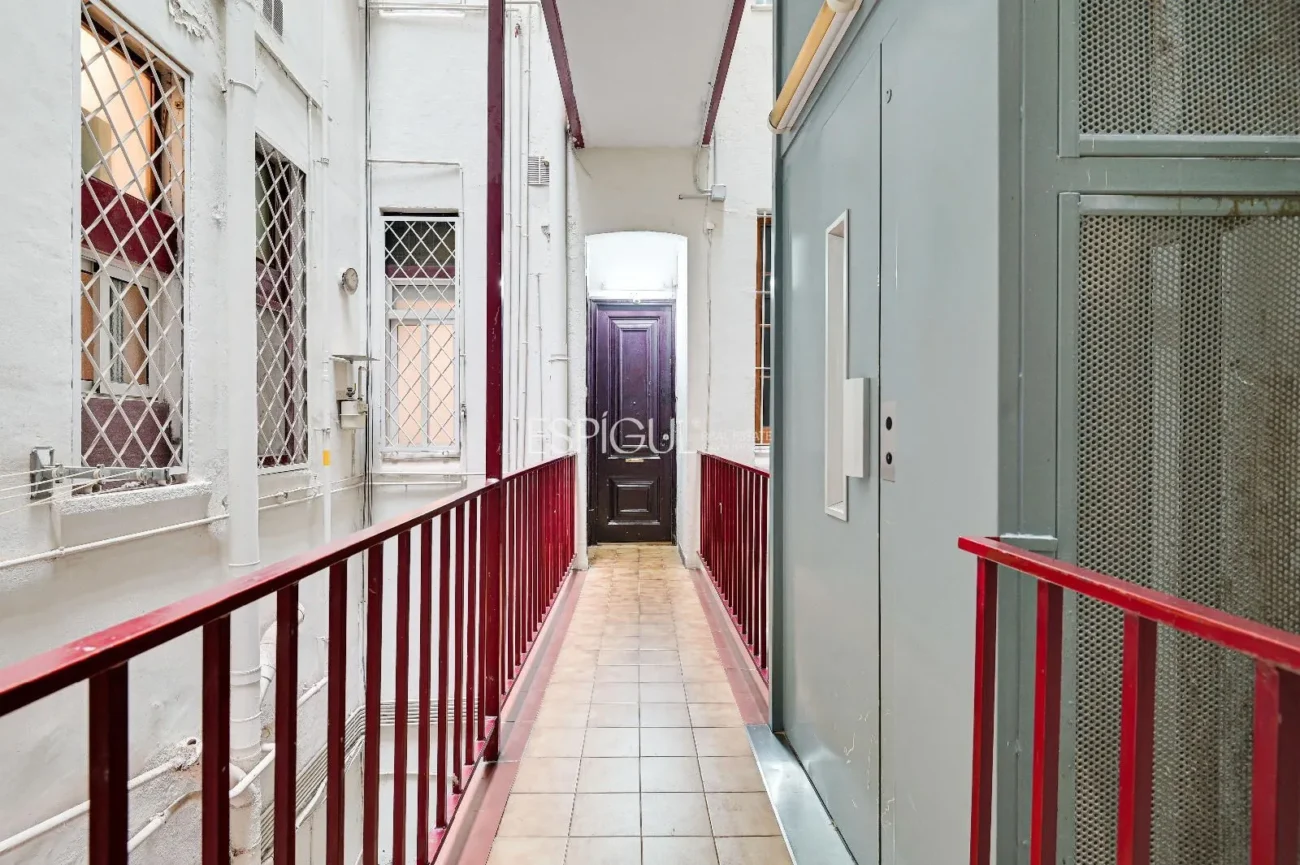 APARTMENT FOR SALE IN THE HEART OF EIXAMPLE