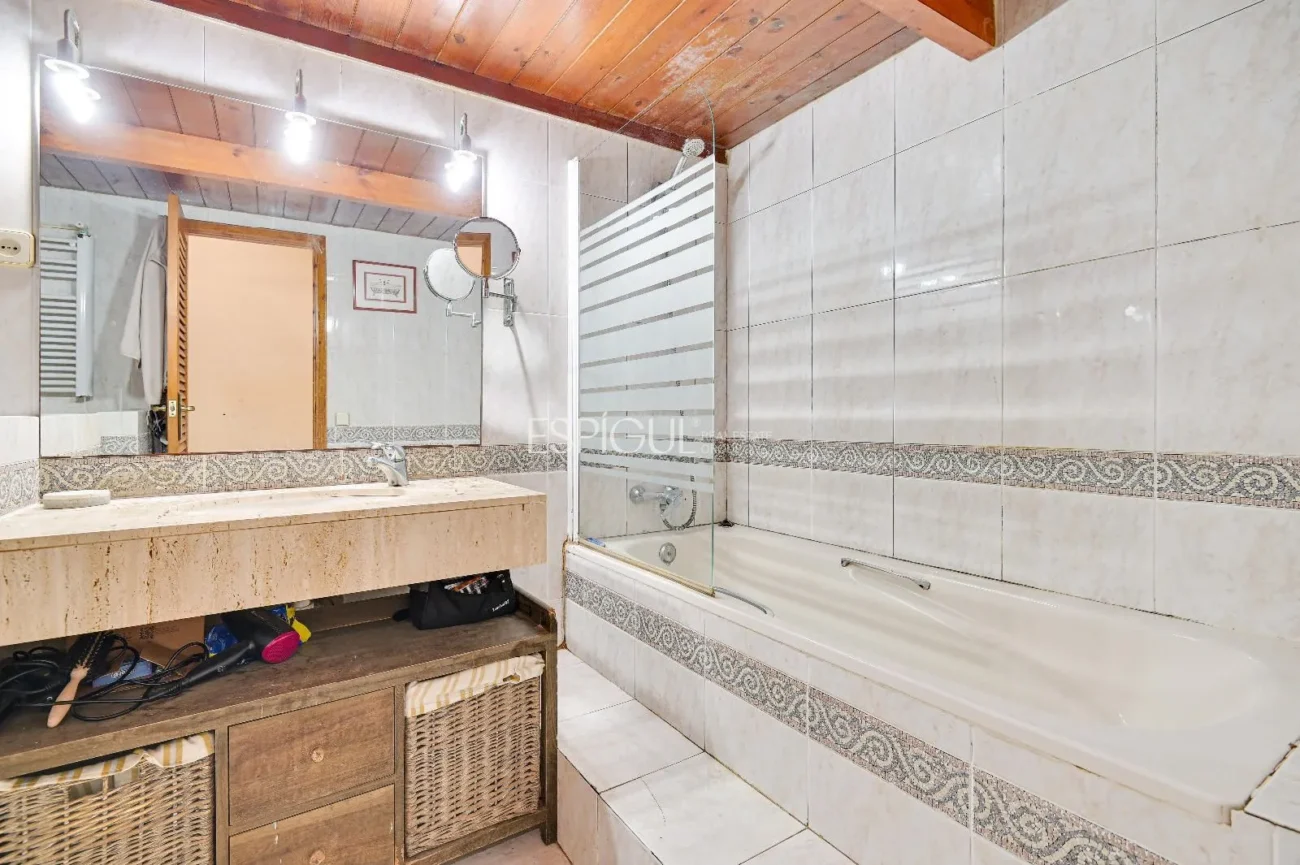 APARTMENT FOR SALE IN THE HEART OF EIXAMPLE