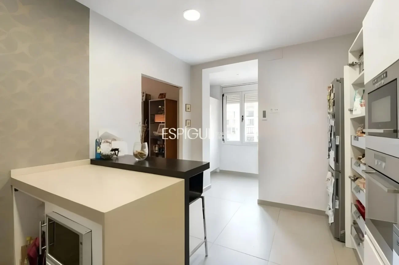Piso en venta en la Antiga Esquerra de l’Eixample – Elegancia clásica y confort moderno