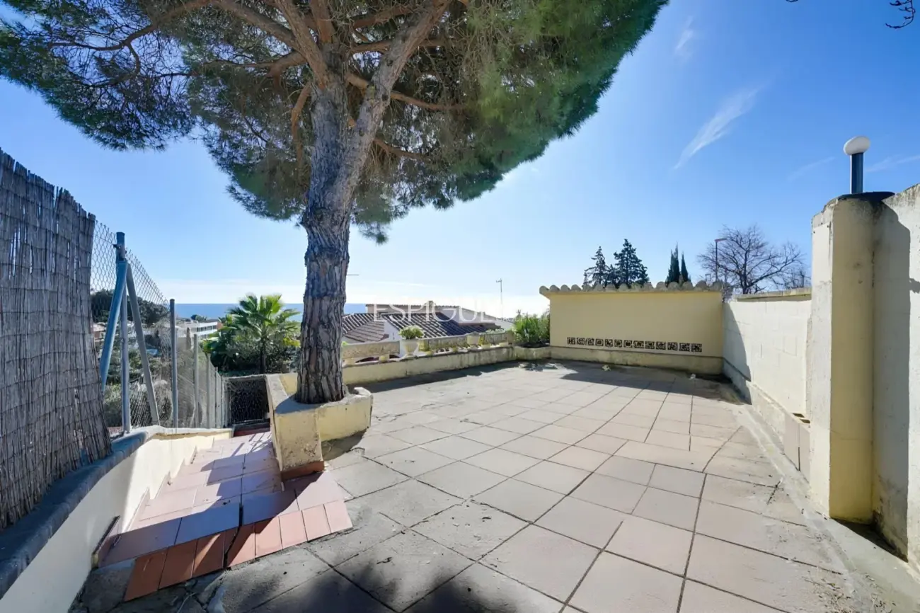 Casa con dos viviendas independientes, piscina privada y espectaculares vistas al mar en Santa Susanna