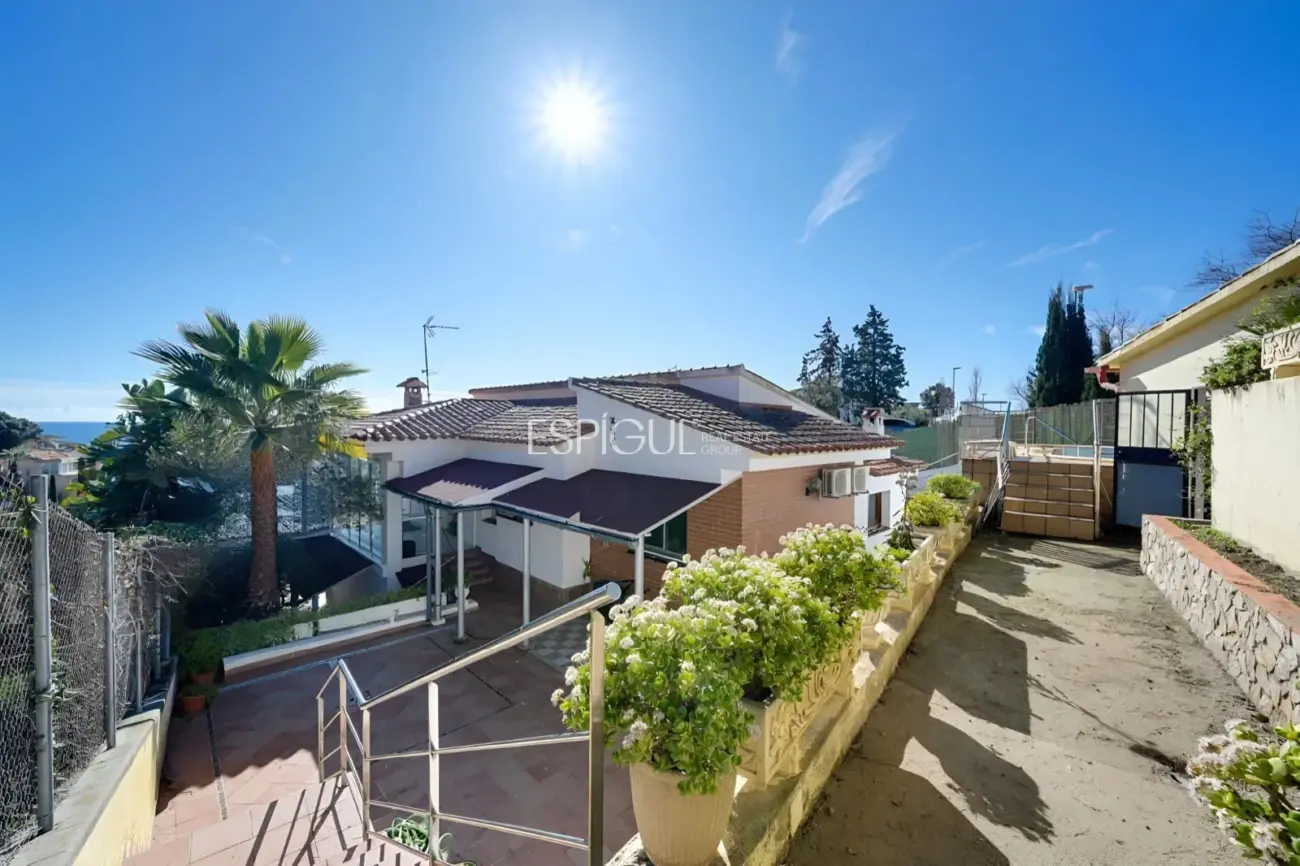 Casa con dos viviendas independientes, piscina privada y espectaculares vistas al mar en Santa Susanna