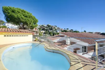 Casa con licencia turística, dos viviendas independientes, piscina privada y espectaculares vistas al mar en Santa Susanna