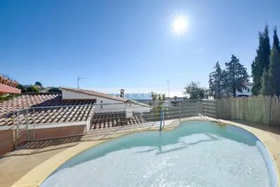 Casa con dos viviendas independientes, piscina privada y espectaculares vistas al mar en Santa Susanna