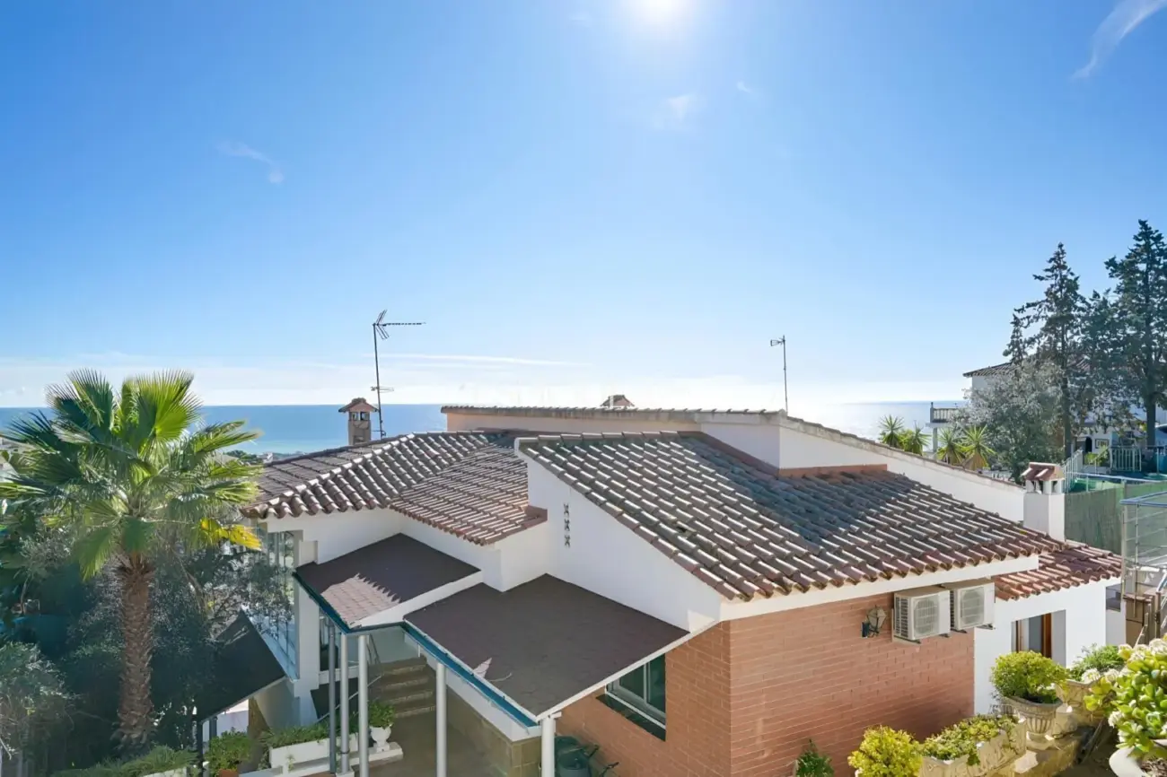 Casa con dos viviendas independientes, piscina privada y espectaculares vistas al mar en Santa Susanna