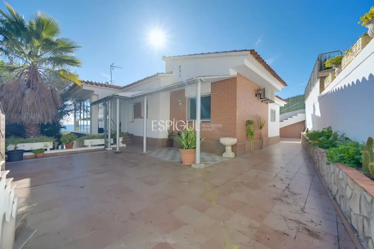 Casa con dos viviendas independientes, piscina privada y espectaculares vistas al mar en Santa Susanna