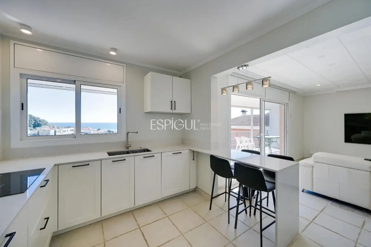 Casa con dos viviendas independientes, piscina privada y espectaculares vistas al mar en Santa Susanna