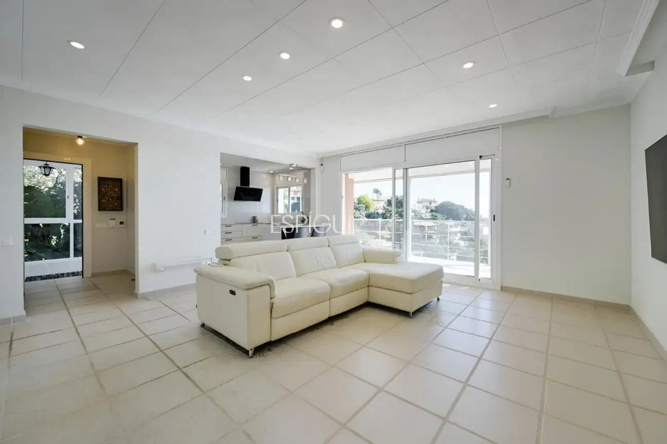 Casa con dos viviendas independientes, piscina privada y espectaculares vistas al mar en Santa Susanna