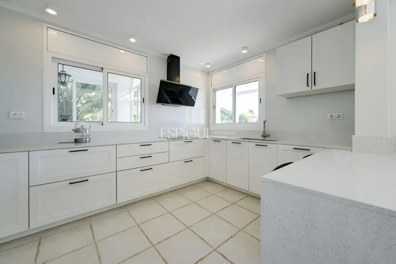 Casa con dos viviendas independientes, piscina privada y espectaculares vistas al mar en Santa Susanna