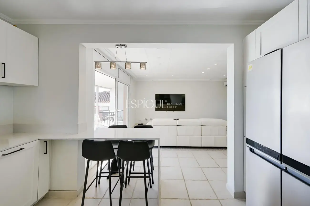 Casa con dos viviendas independientes, piscina privada y espectaculares vistas al mar en Santa Susanna