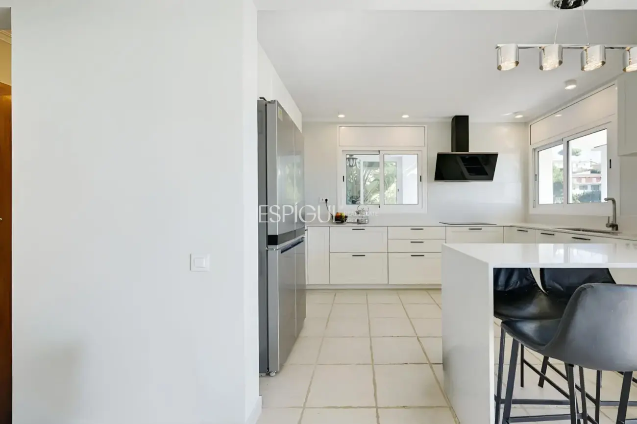 Casa con dos viviendas independientes, piscina privada y espectaculares vistas al mar en Santa Susanna