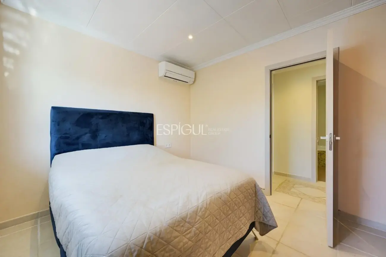 Casa con dos viviendas independientes, piscina privada y espectaculares vistas al mar en Santa Susanna