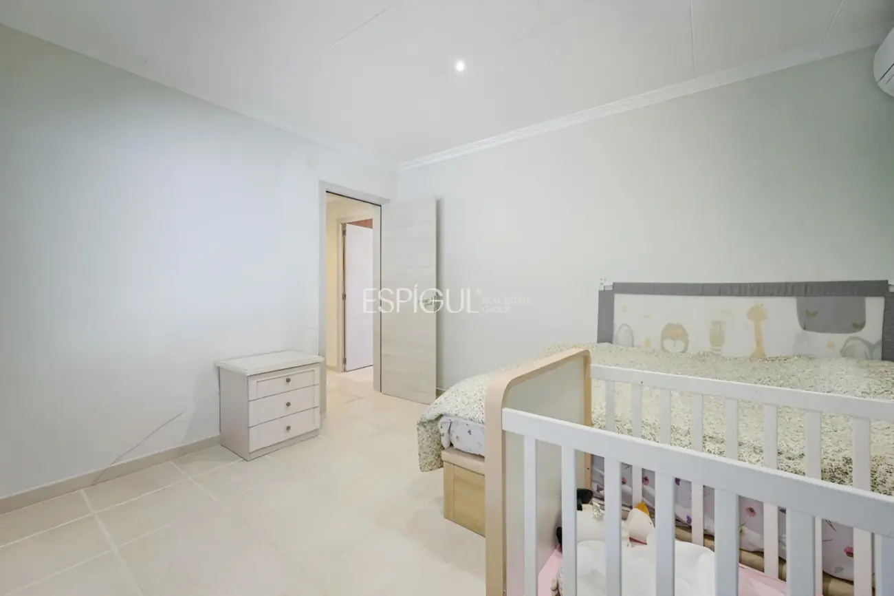 Casa con dos viviendas independientes, piscina privada y espectaculares vistas al mar en Santa Susanna