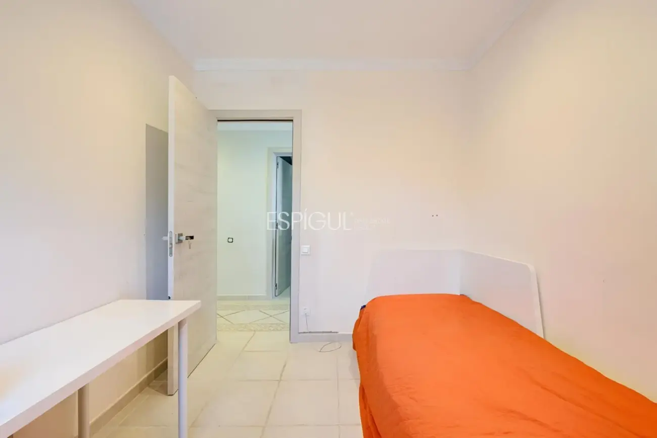 Casa con dos viviendas independientes, piscina privada y espectaculares vistas al mar en Santa Susanna