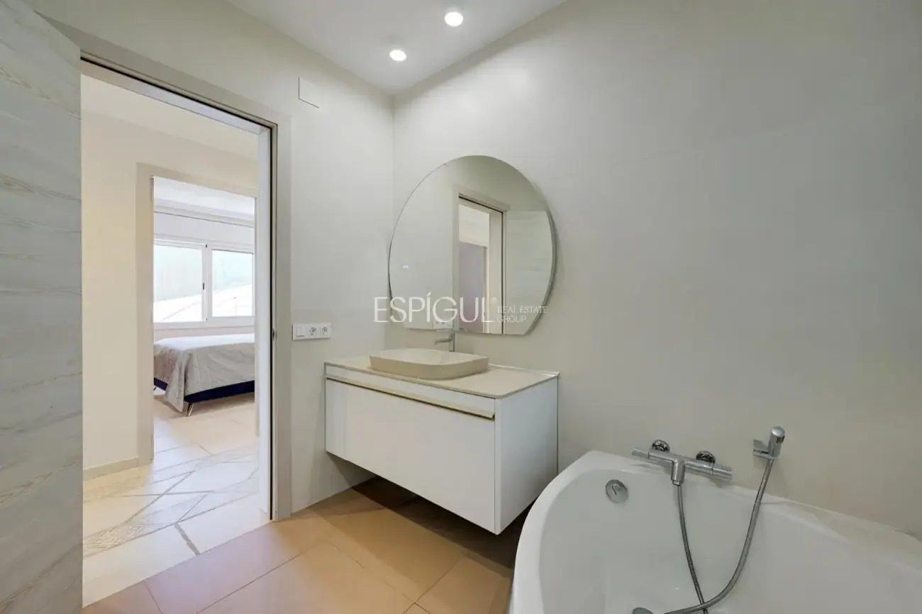 Casa con dos viviendas independientes, piscina privada y espectaculares vistas al mar en Santa Susanna