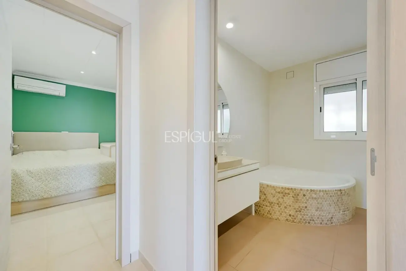 Casa con dos viviendas independientes, piscina privada y espectaculares vistas al mar en Santa Susanna