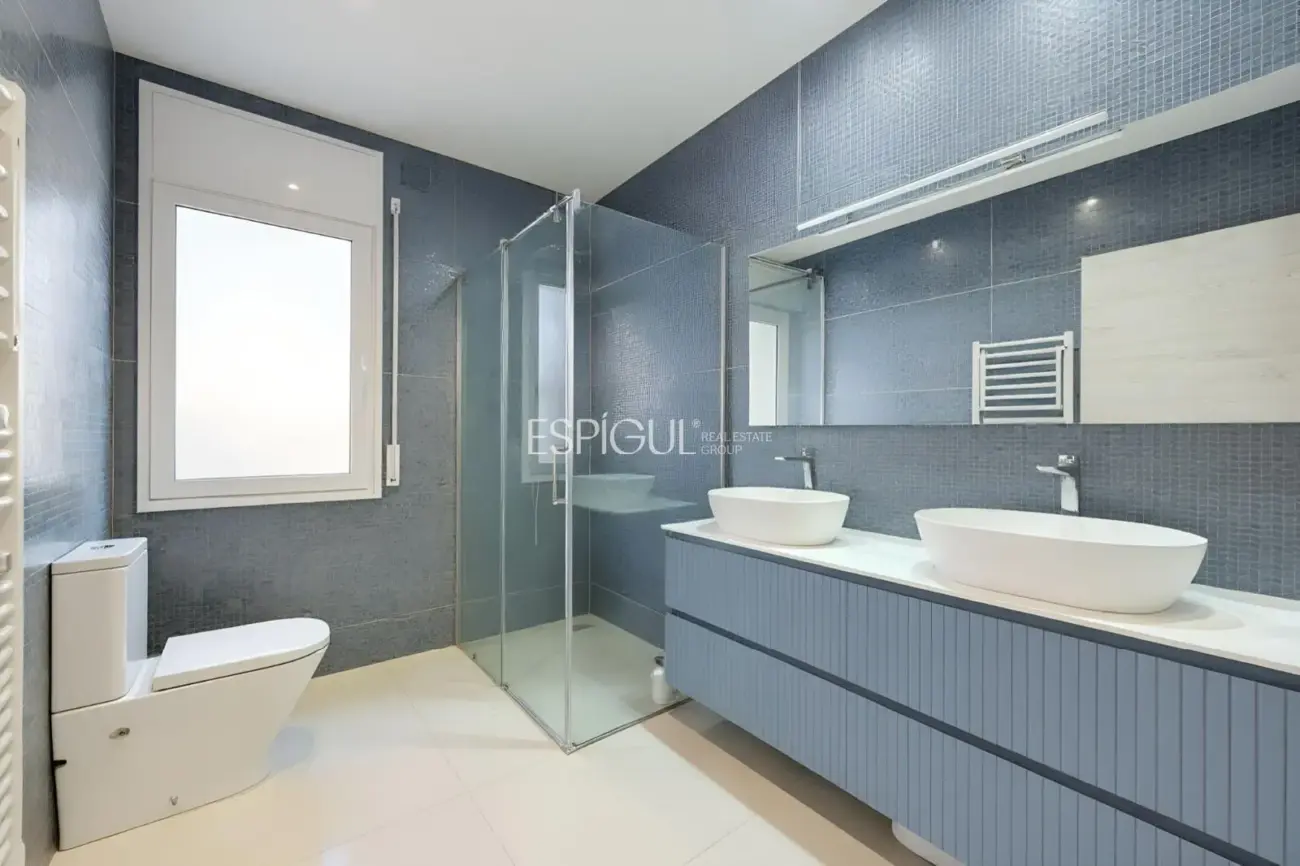 Casa con dos viviendas independientes, piscina privada y espectaculares vistas al mar en Santa Susanna