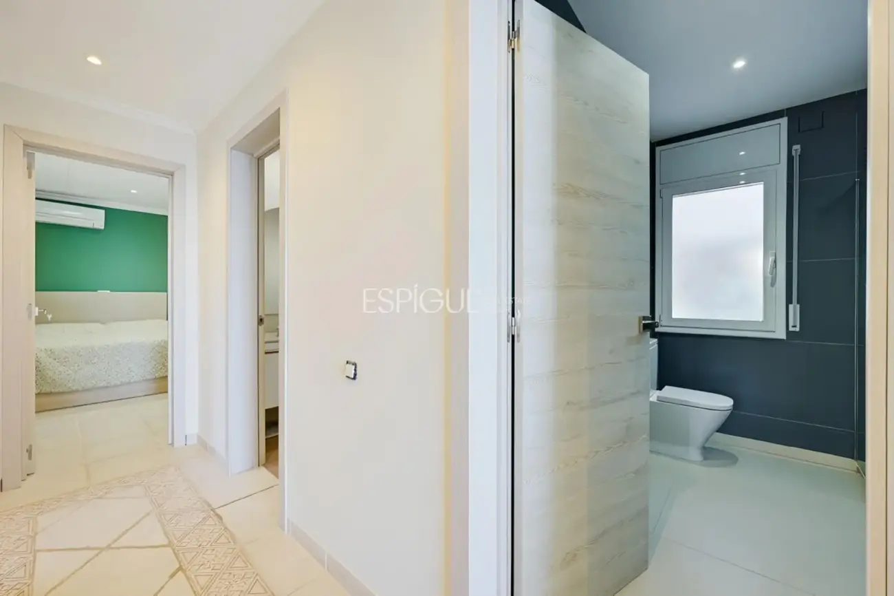 Casa con dos viviendas independientes, piscina privada y espectaculares vistas al mar en Santa Susanna