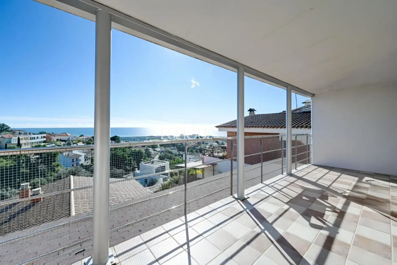 Casa con dos viviendas independientes, piscina privada y espectaculares vistas al mar en Santa Susanna