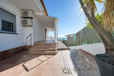 Casa con dos viviendas independientes, piscina privada y espectaculares vistas al mar en Santa Susanna
