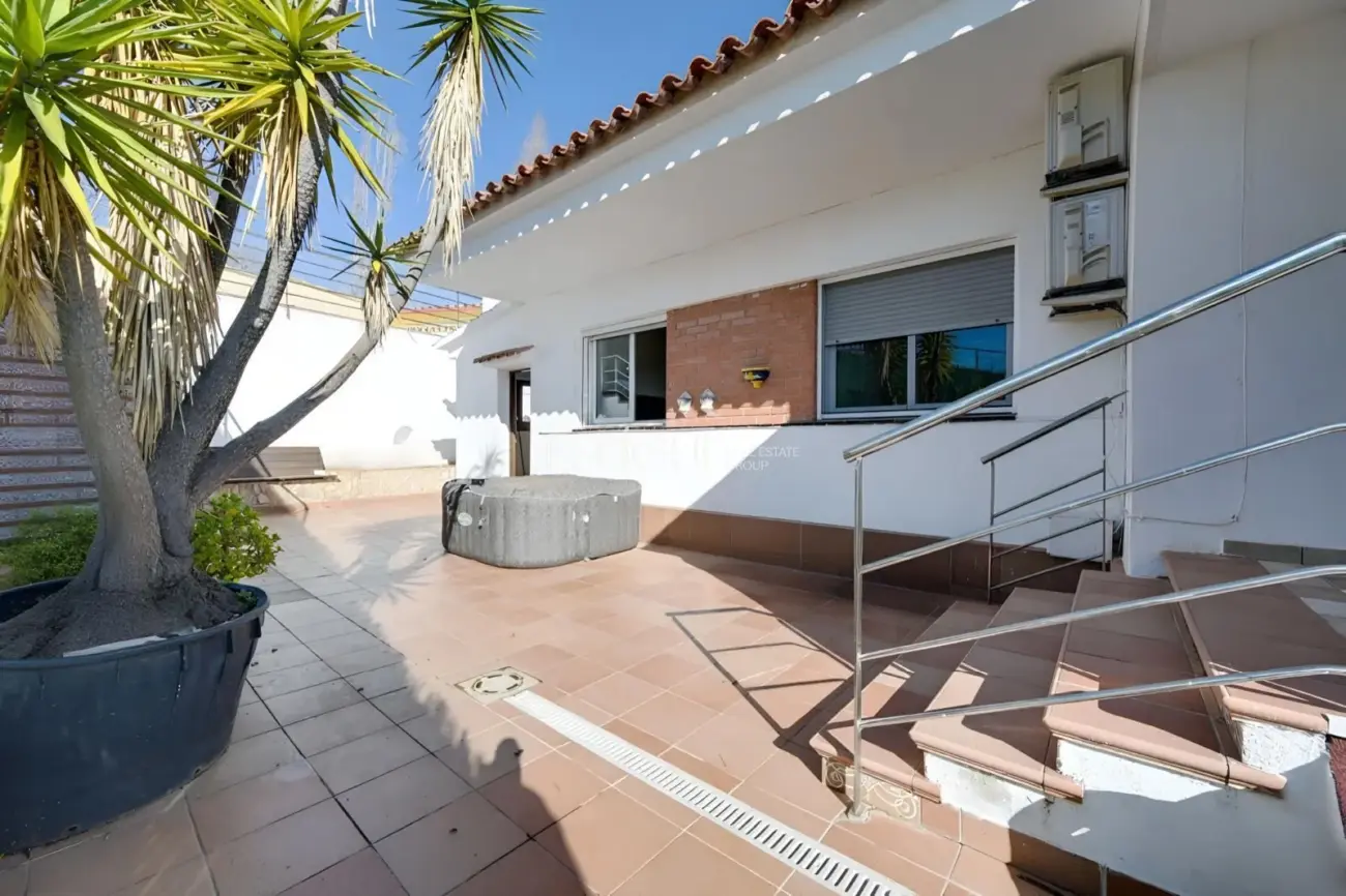 Casa con dos viviendas independientes, piscina privada y espectaculares vistas al mar en Santa Susanna