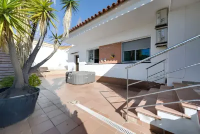 Casa con dos viviendas independientes, piscina privada y espectaculares vistas al mar en Santa Susanna