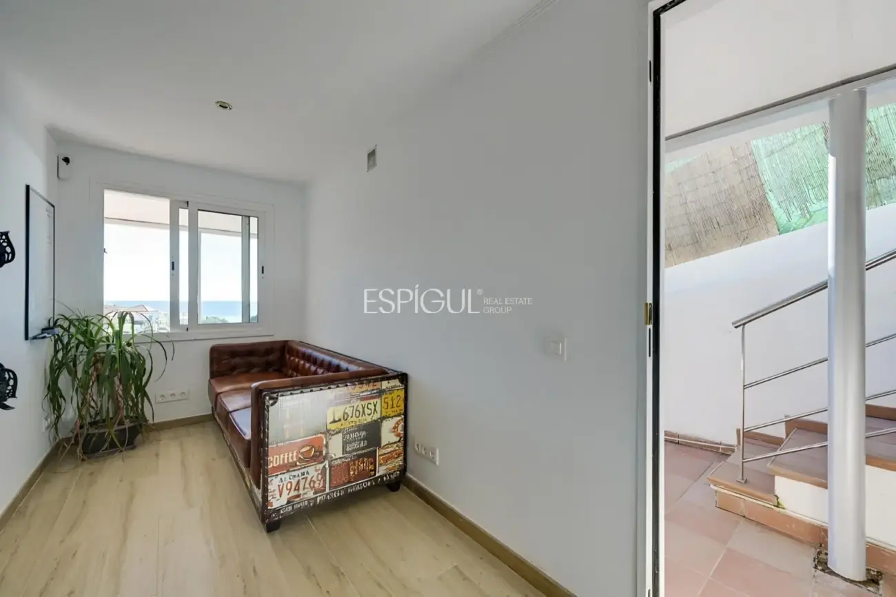 Casa con dos viviendas independientes, piscina privada y espectaculares vistas al mar en Santa Susanna