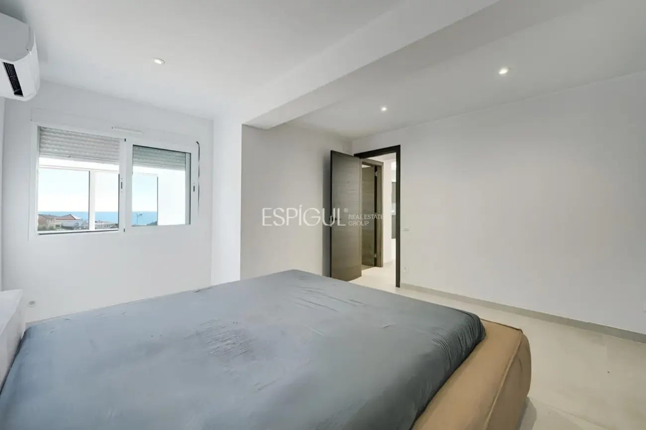 Casa con dos viviendas independientes, piscina privada y espectaculares vistas al mar en Santa Susanna