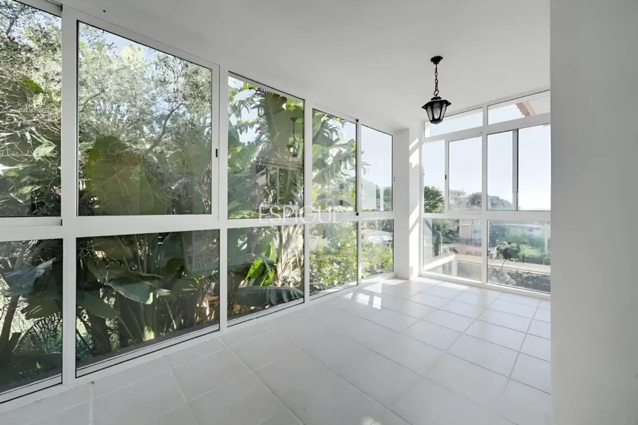 Casa con dos viviendas independientes, piscina privada y espectaculares vistas al mar en Santa Susanna