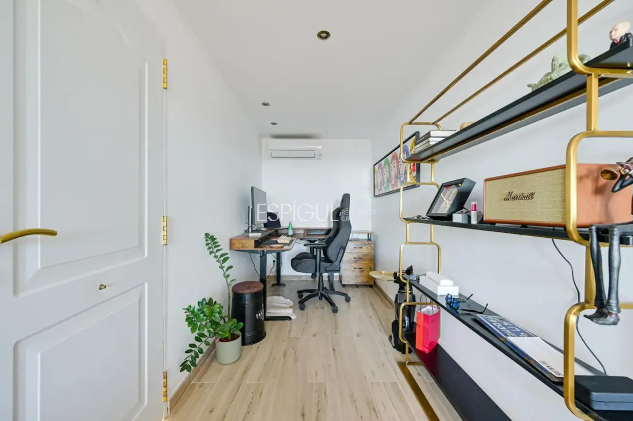 Casa con dos viviendas independientes, piscina privada y espectaculares vistas al mar en Santa Susanna