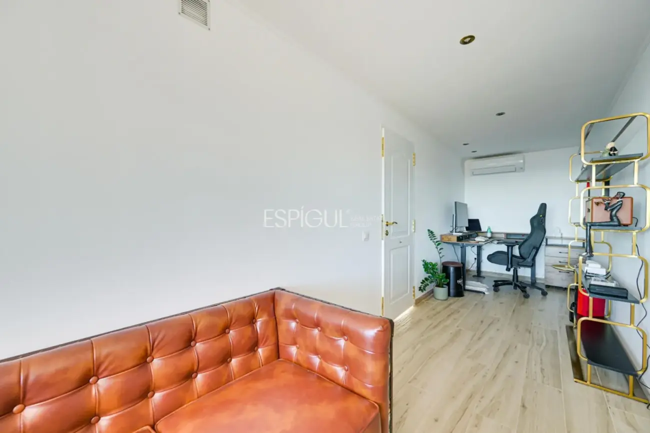 Casa con dos viviendas independientes, piscina privada y espectaculares vistas al mar en Santa Susanna