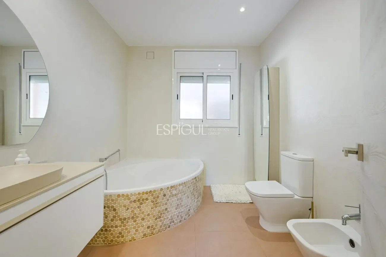 Casa con dos viviendas independientes, piscina privada y espectaculares vistas al mar en Santa Susanna