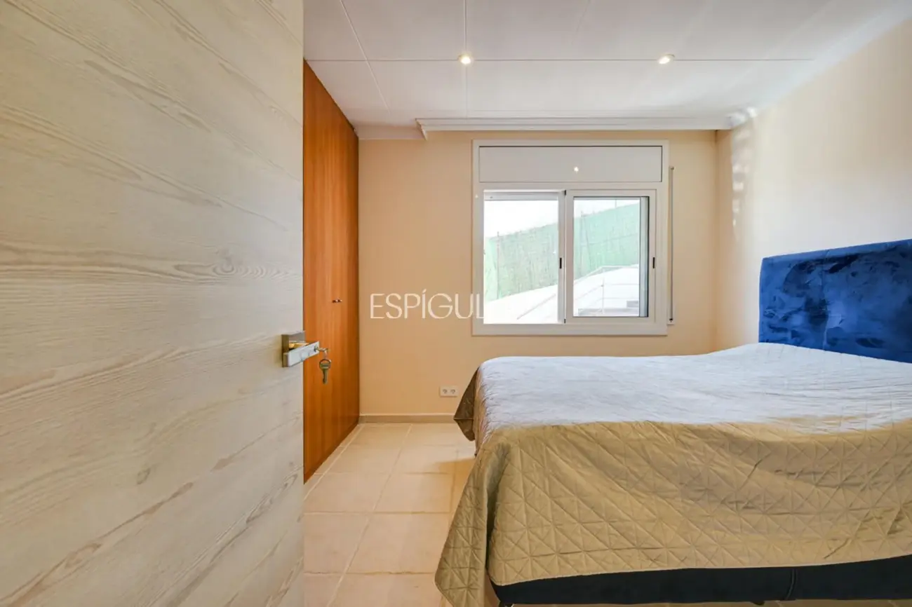 Casa con dos viviendas independientes, piscina privada y espectaculares vistas al mar en Santa Susanna