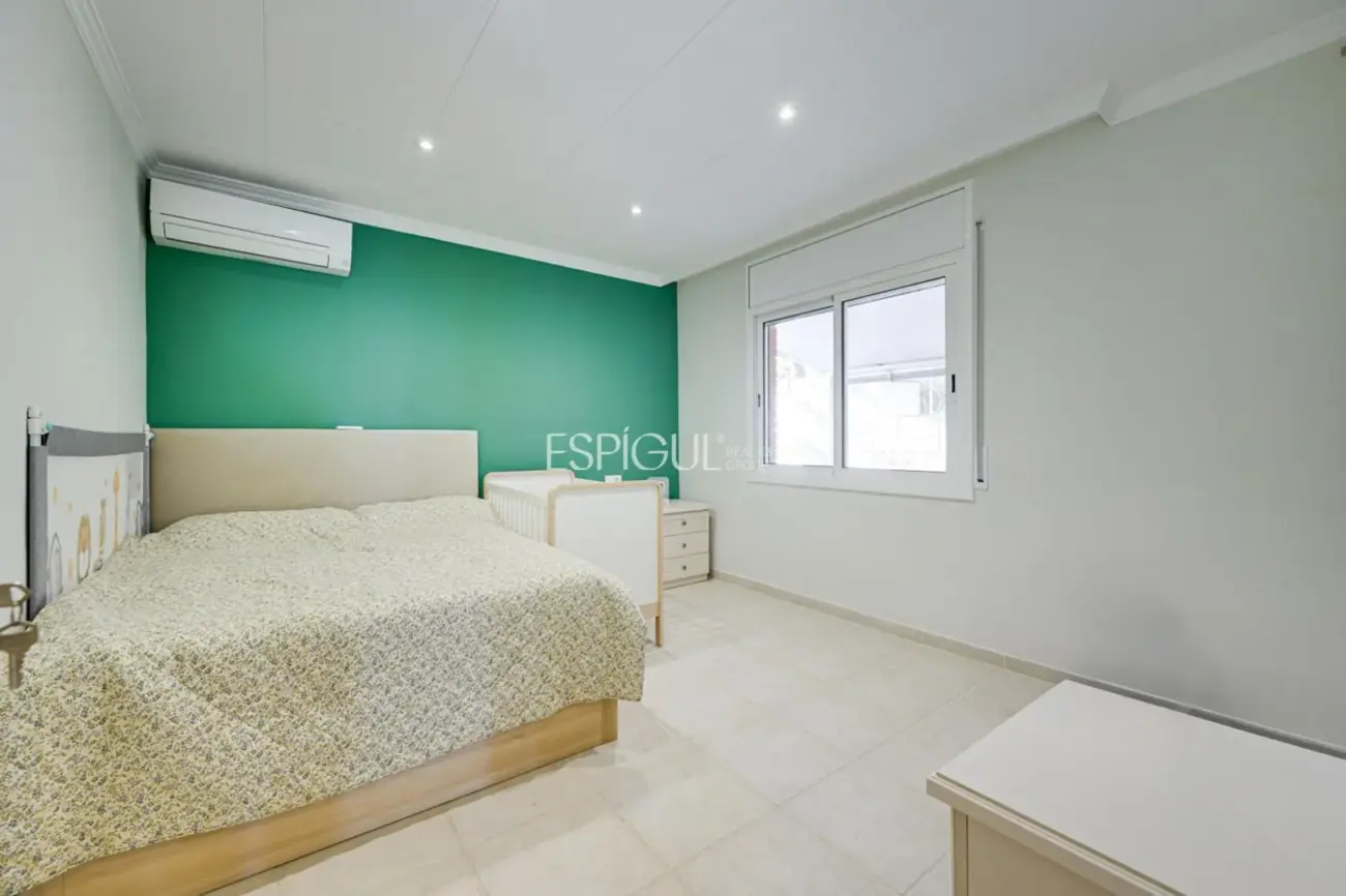 Casa con dos viviendas independientes, piscina privada y espectaculares vistas al mar en Santa Susanna