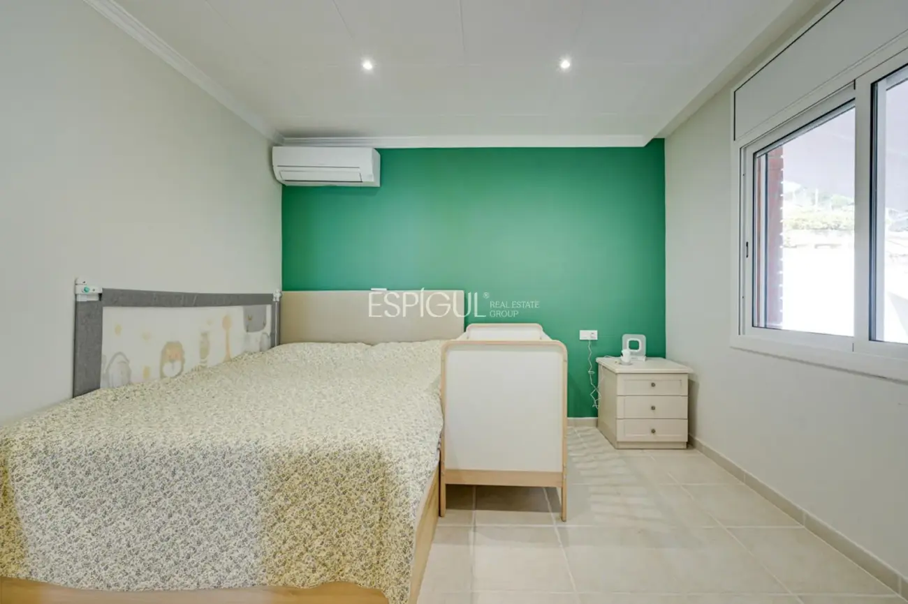 Casa con dos viviendas independientes, piscina privada y espectaculares vistas al mar en Santa Susanna