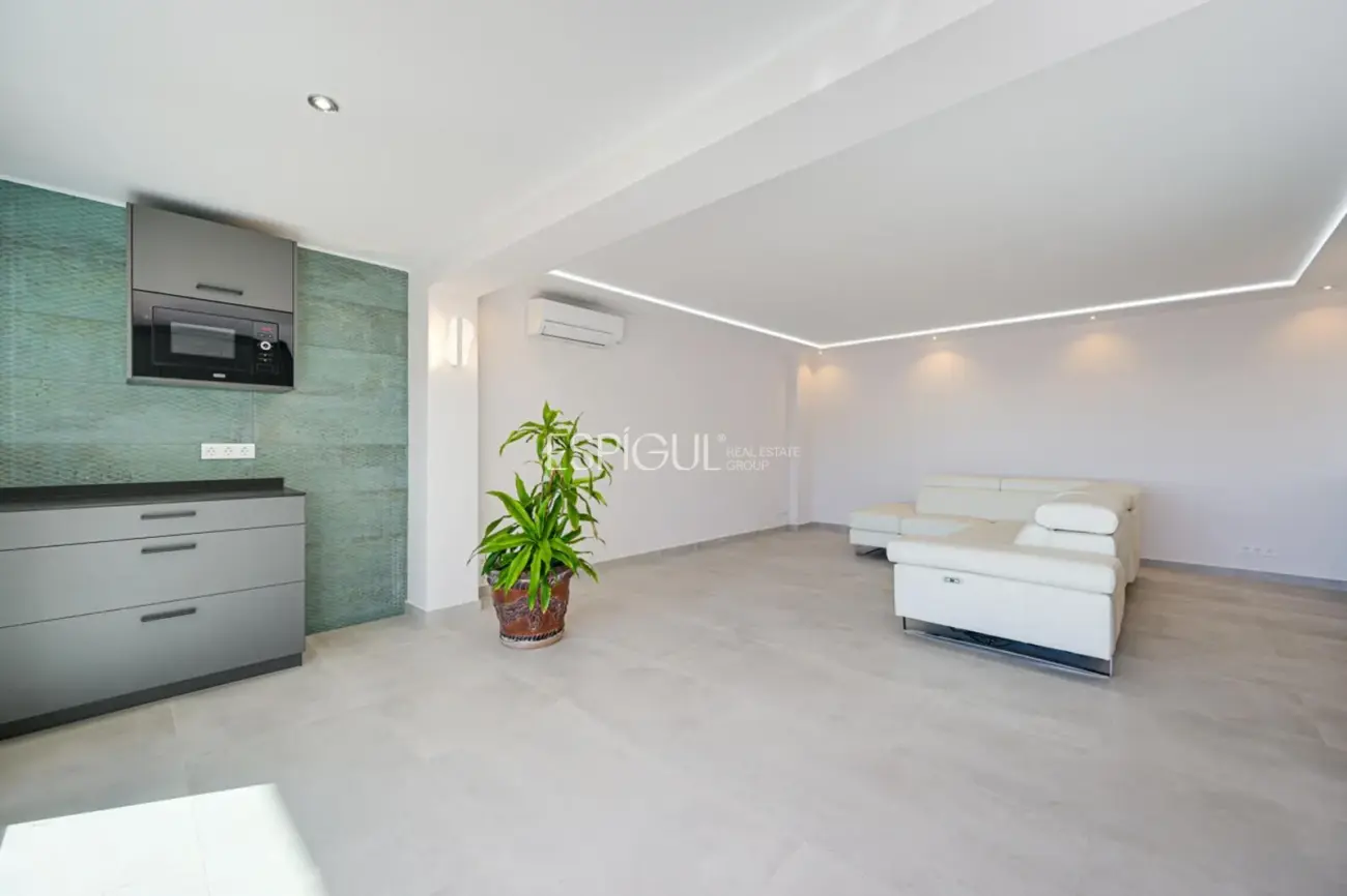 Casa con dos viviendas independientes, piscina privada y espectaculares vistas al mar en Santa Susanna