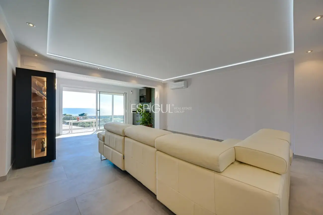 Casa con dos viviendas independientes, piscina privada y espectaculares vistas al mar en Santa Susanna