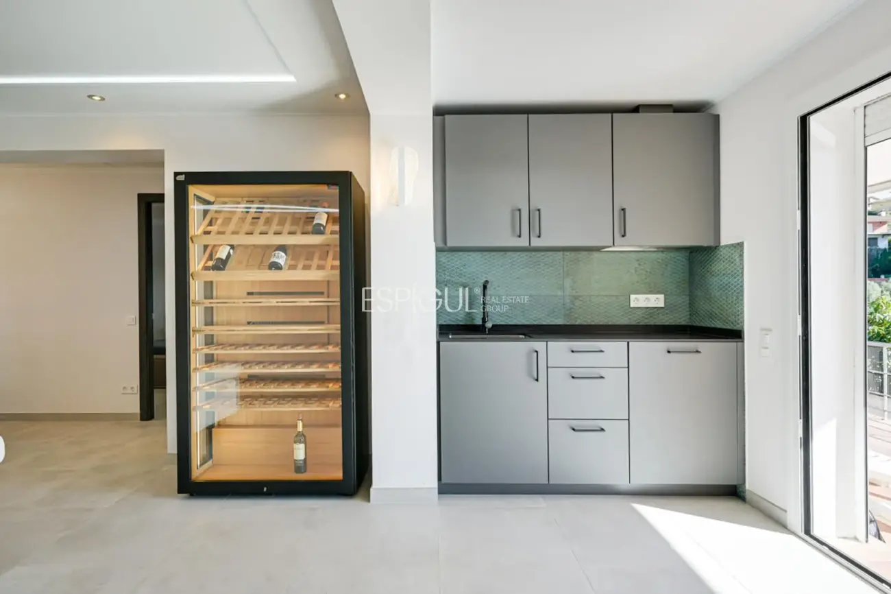 Casa con dos viviendas independientes, piscina privada y espectaculares vistas al mar en Santa Susanna