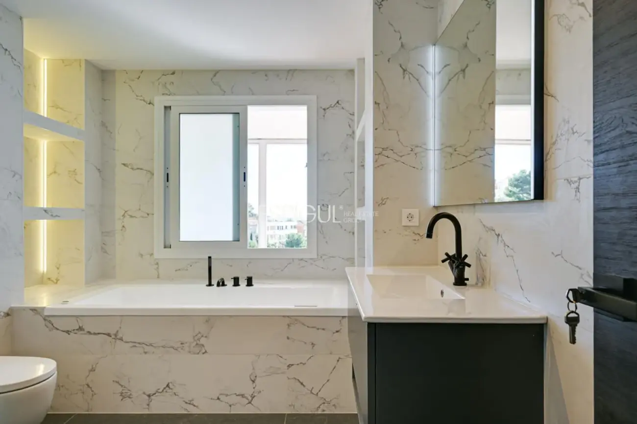 Casa con dos viviendas independientes, piscina privada y espectaculares vistas al mar en Santa Susanna