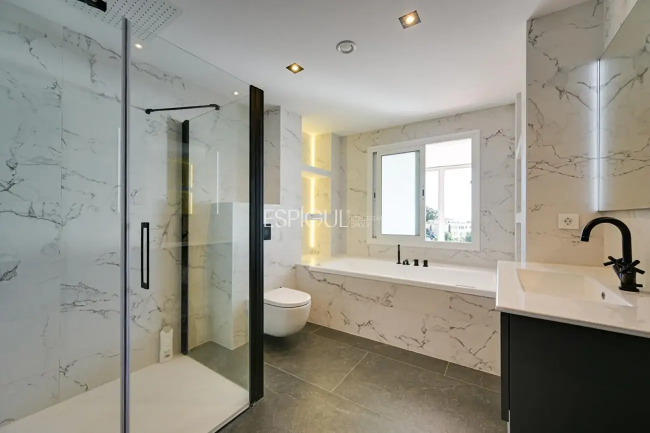 Casa con dos viviendas independientes, piscina privada y espectaculares vistas al mar en Santa Susanna