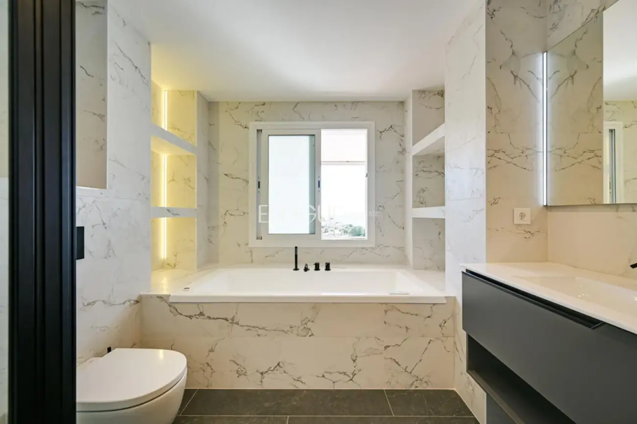 Casa con dos viviendas independientes, piscina privada y espectaculares vistas al mar en Santa Susanna