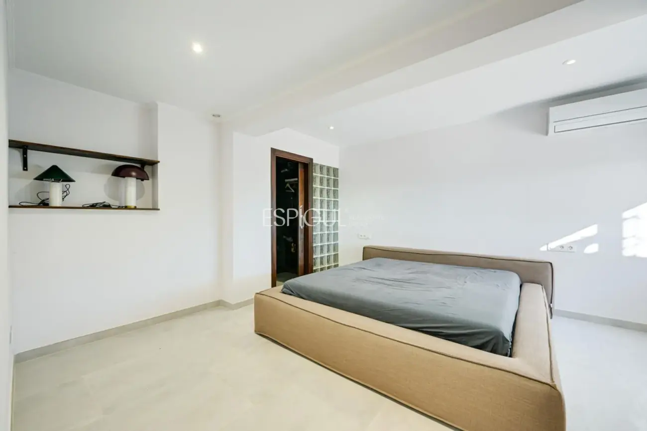 Casa con dos viviendas independientes, piscina privada y espectaculares vistas al mar en Santa Susanna