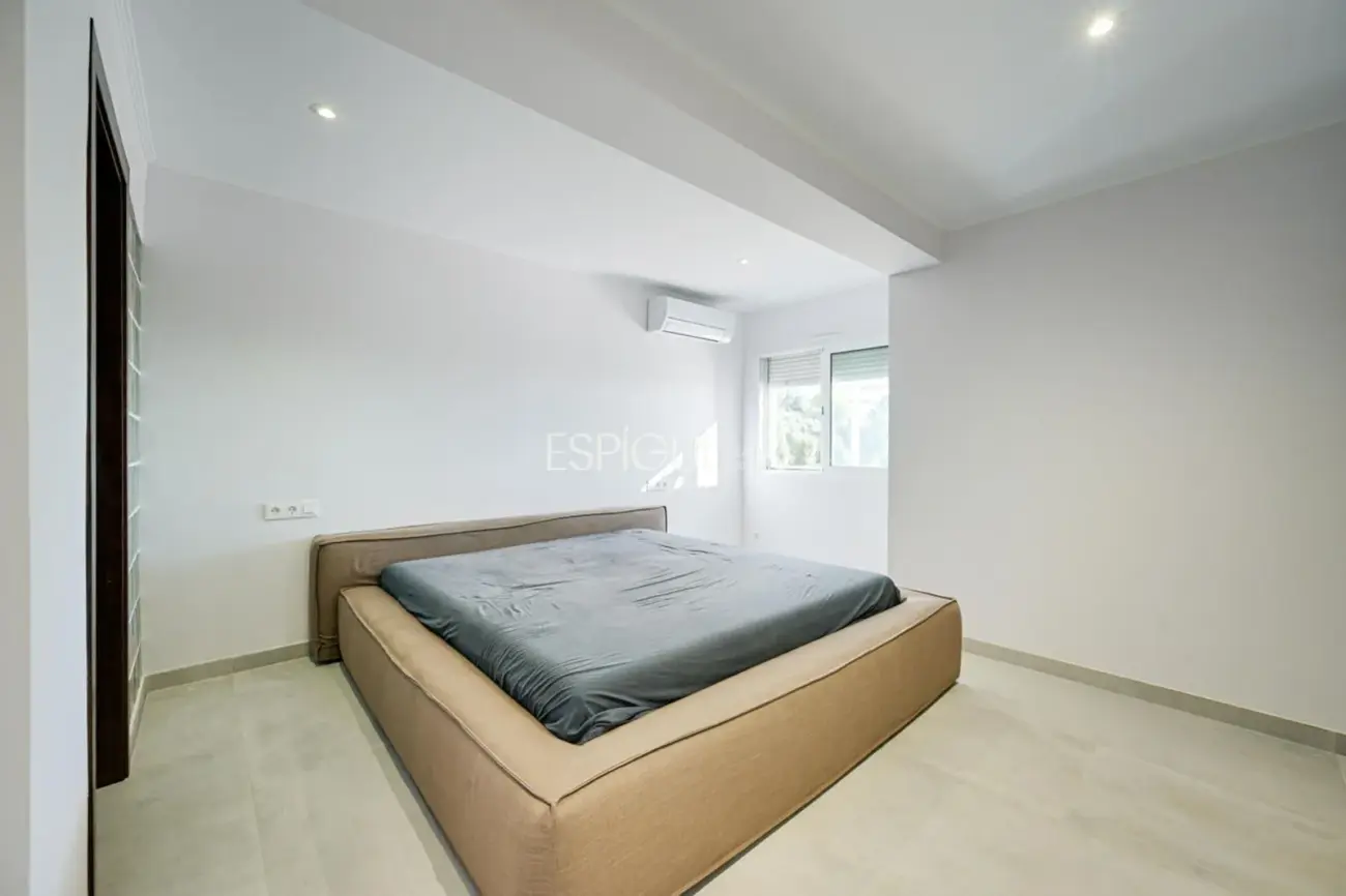 Casa con dos viviendas independientes, piscina privada y espectaculares vistas al mar en Santa Susanna