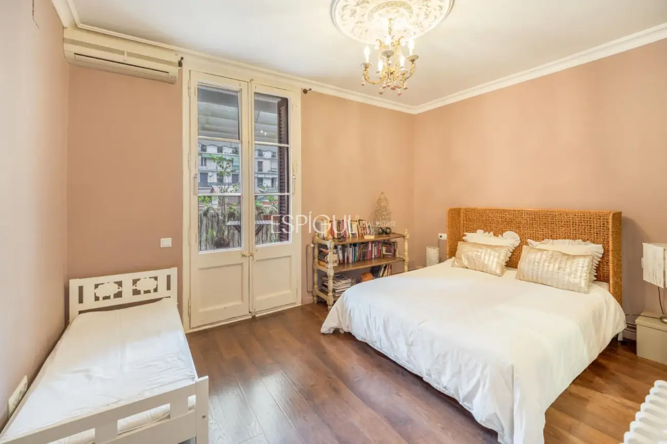 Эксклюзивная квартира с частной террасой в районе Эшампле – Сант-Антони