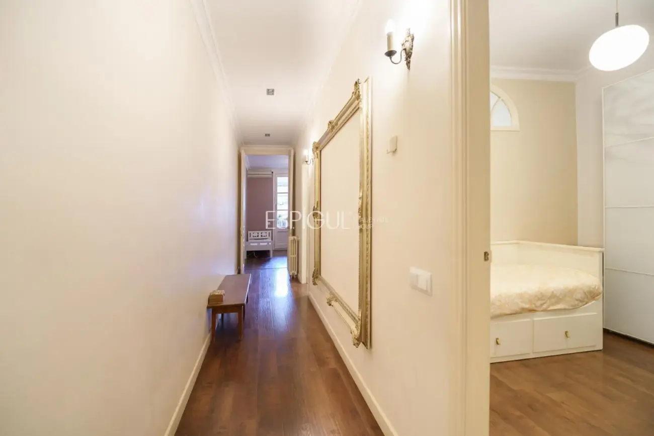 Эксклюзивная квартира с частной террасой в районе Эшампле – Сант-Антони