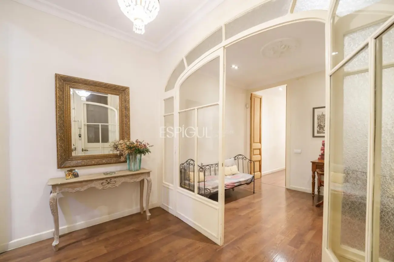 Эксклюзивная квартира с частной террасой в районе Эшампле – Сант-Антони