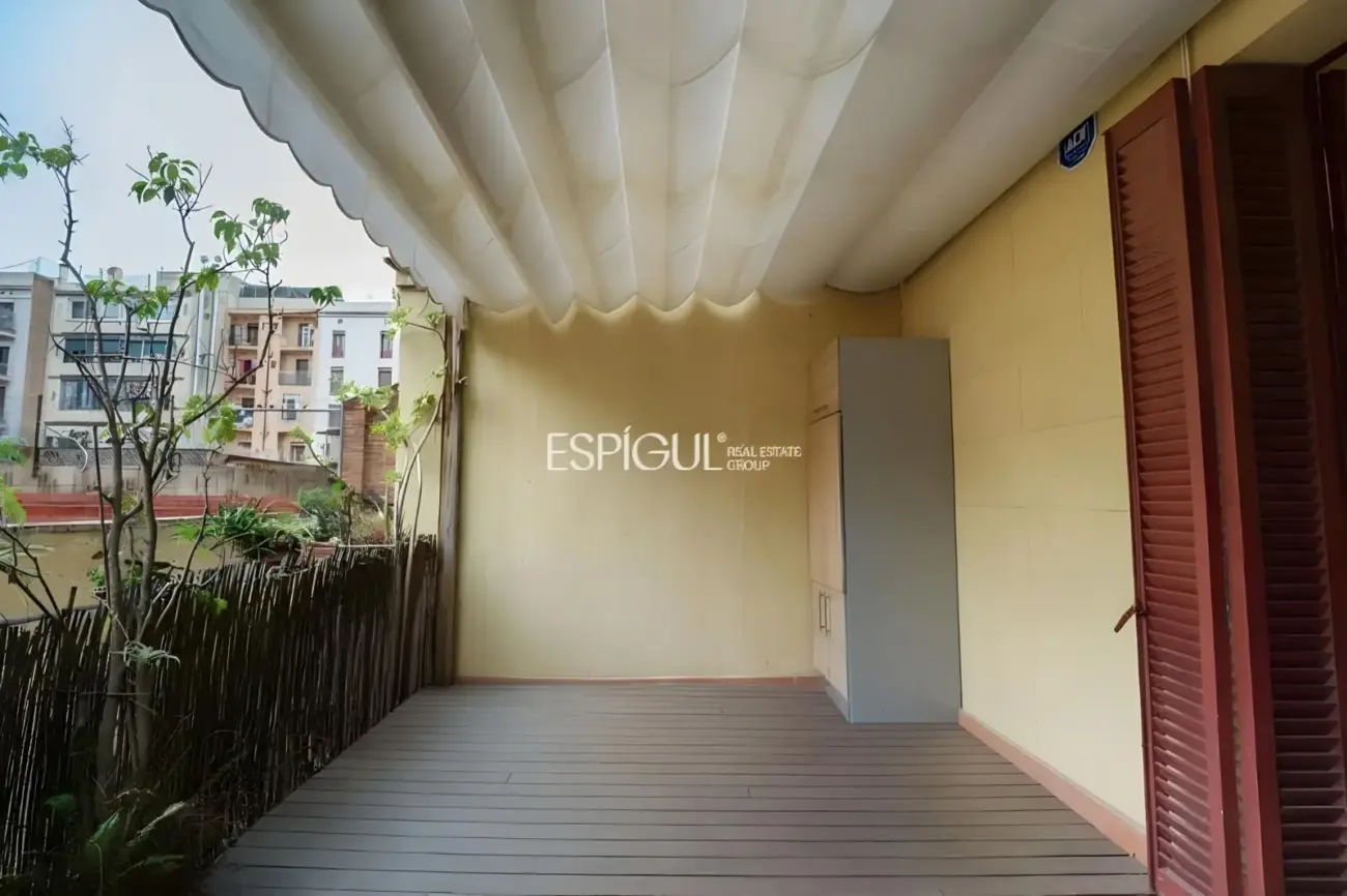 Эксклюзивная квартира с частной террасой в районе Эшампле – Сант-Антони